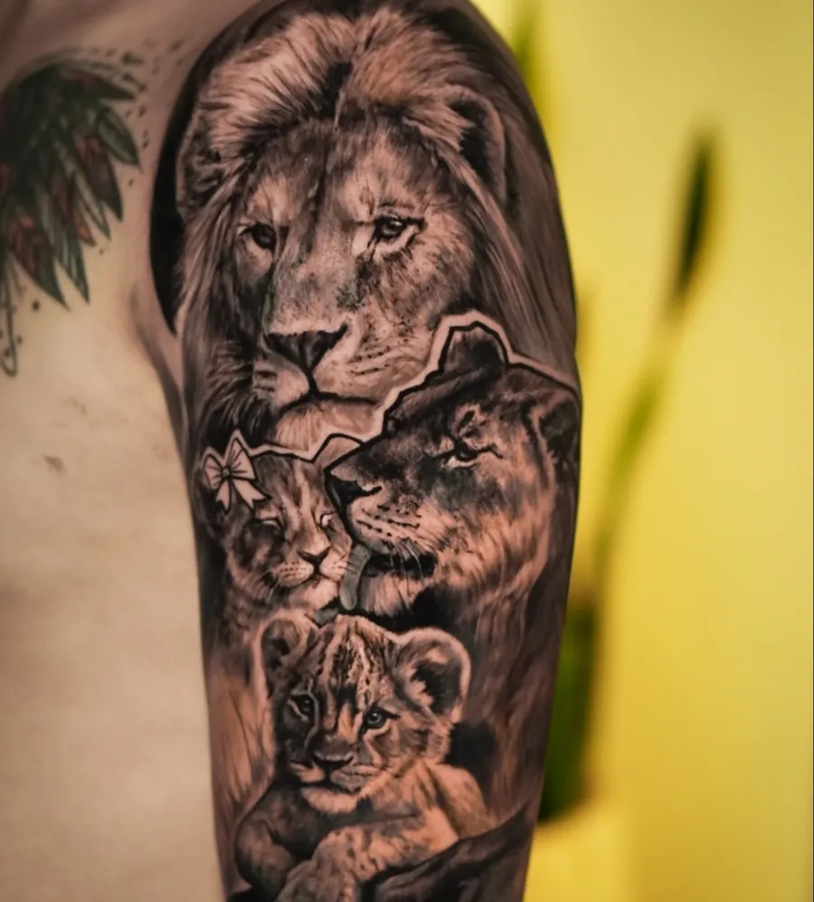 Familia de leones en el brazo, trabajo de referencia